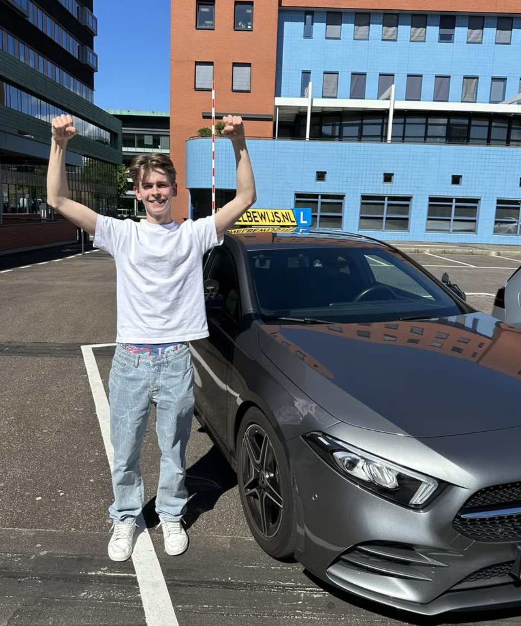 RijschoolSnelbewijs instructeur en leerling in de lesauto